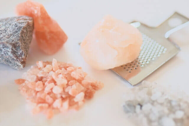 岩塩の美味しい使い方って？普通の塩との違いや料理のレシピも