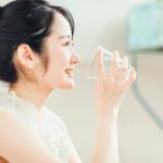 ドリンクを飲む女性