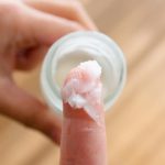 食用ココナッツオイルは肌に塗って良い？肌用との違いや効果をご紹介