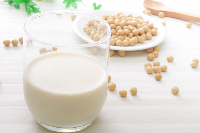 豆乳でカルシウムは摂れる？牛乳と比較、吸収率アップのコツも！