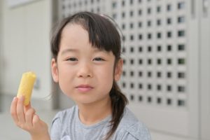 うまい棒vsリスカ！コーンポタージュ味の人気駄菓子を徹底比較！