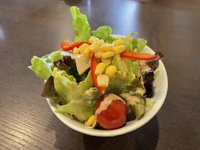 コーンの入った野菜サラダ