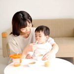 離乳食を食べる赤ちゃん
