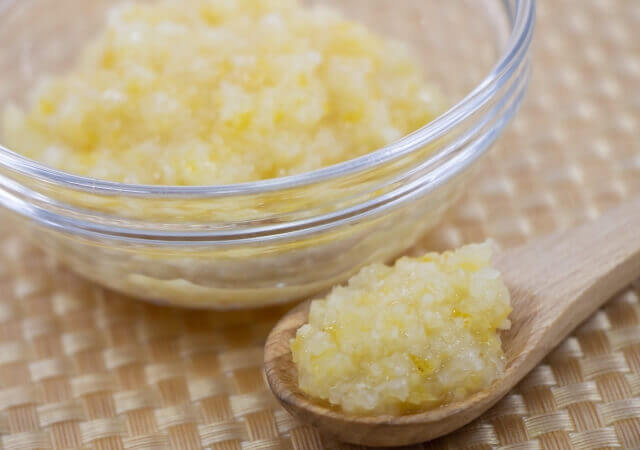 「レモン塩麹」は万能調味料！作り方やおすすめレシピで上手に活用♪