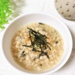 オートミールとお茶漬けは意外な組み合わせと思うかもしれませんが、相性はピッタリ！日本人になじみのある味と食べ方なので、オートミールはちょっと苦手という人でも意外に食べやすい組み合わせです。 白ごはんのお茶漬けの食感により近付けたい場合は、オートミールを電子レンジで米化してからお茶漬けにする方法がおすすめ。また、お粥のようにトロトロとした食感が好みの場合は、多めの水を入れて電子レンジで一度に加熱する方法がよいでしょう。 白ごはんのお茶漬けと同じようにアレンジも自在！家にある食材でいろいろなオートミール茶漬けを作れるので、ぜひ試してみてくださいね。